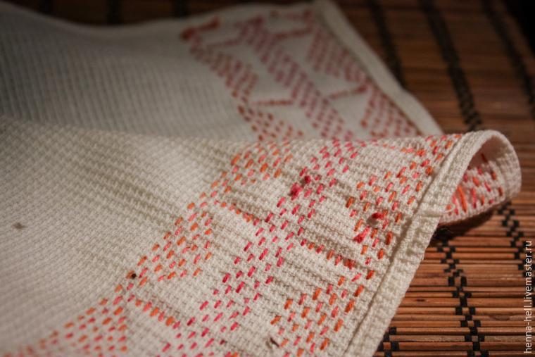 Красивая вышивка крестом на полотенце для кухни