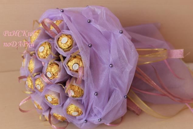В ТЦ «Муравей» изготовили букеты из конфет
