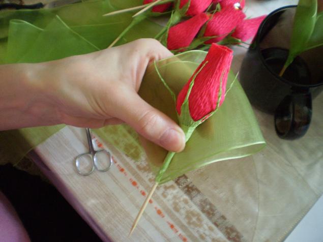 Выполняем розу из гофрированной бумаги