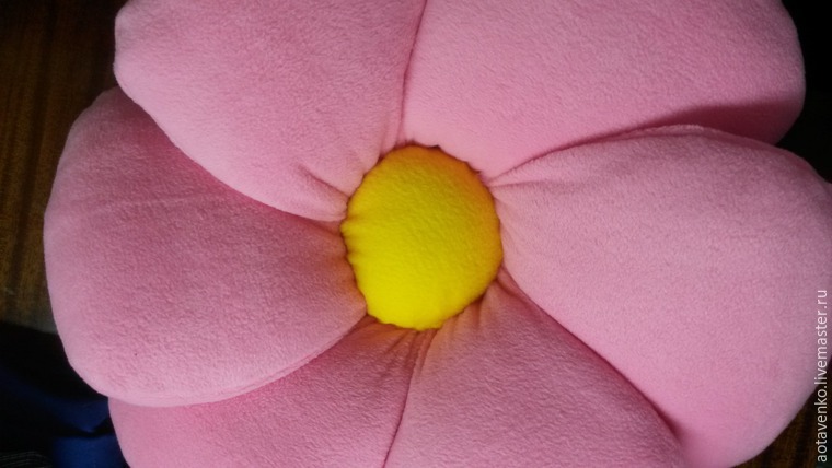 Подушка цветок – выбираем форму и подбираем ткань