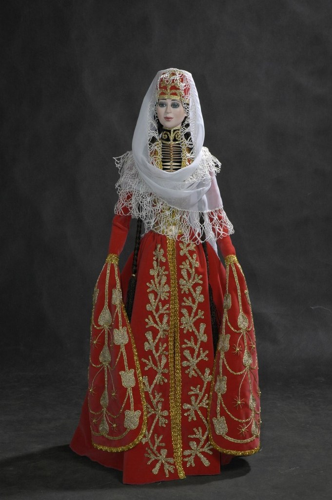 кукла в народном костюме