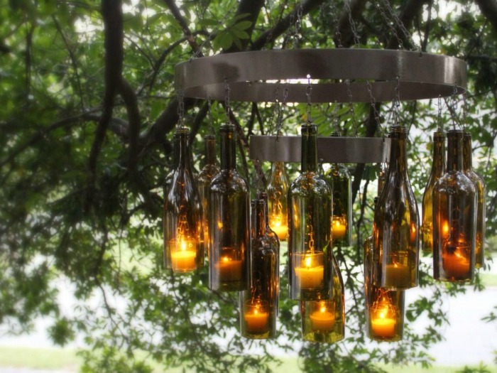 Стеклянные бутылки в освещении вашего сада: 18 интересных идей
