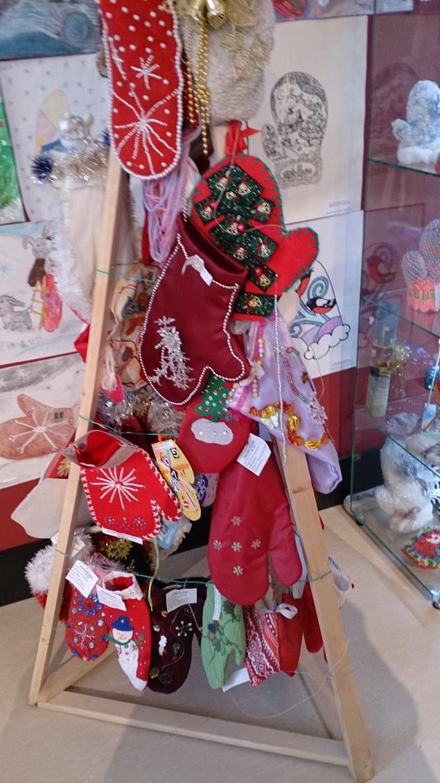 Варежки из шерсти белые. Варежки из дропс непал. Варежка спб. Варежка спб. Фото варежек ручной работы на продажу.