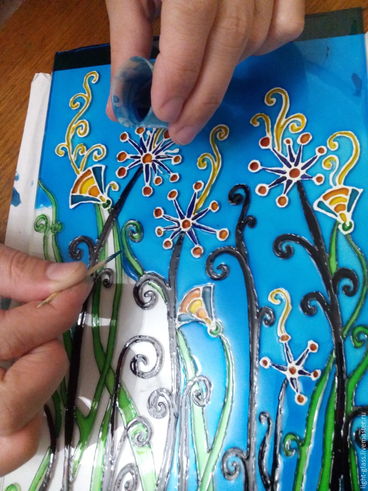 Заливной витраж. Витражные краски по стеклу профессиональные. Витражные краски по стеклу. Витраж на тарелке. Витраж роспись по стеклу.