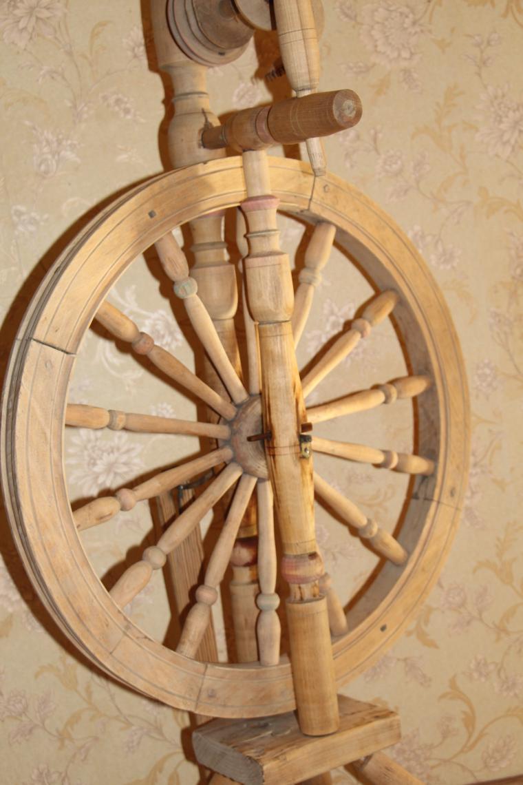 Прялка старинная (самопрялка вертикальная) со сплошным колесом и ножным приводом. Плюс 4 веретена.