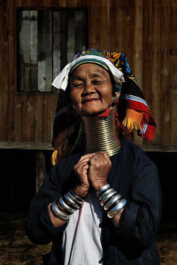 Длинная шея признак. Племя Падаунг. Племя Падаунг Бирма. Женщины племени Падаунг. Племя Падаунг самая длинная шея.