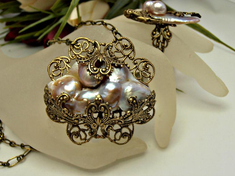 ювелирные украшения эпохи барокко. украшения 17 века с барочным жемчугом. украшения с жемчугом барокко. жемчужина неправильной формы барокко. жемчужина рококо.