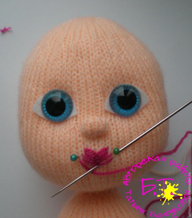 Вышиваем губки вязаной куколке