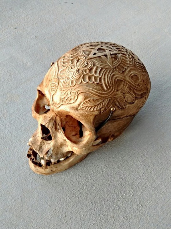 Череп из кости