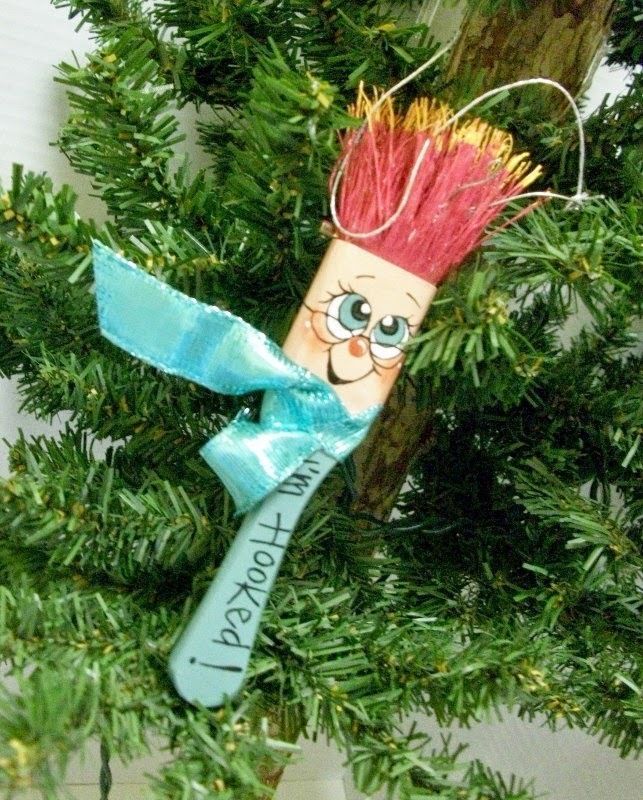 Дед мороз из кисточки. Поделка из кисточки на новый год. Елочное украшение кисть. Игрушки с кисточкой на елку. Фьюзинг украшения.