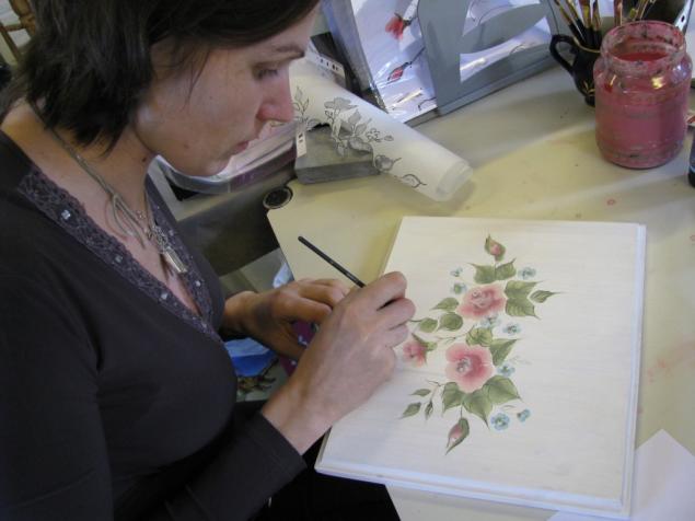 Мастерская натальи строгановой. Курсы по росписи мебели. Роспись курсы. Витражные мастер классы. Обучение росписи.