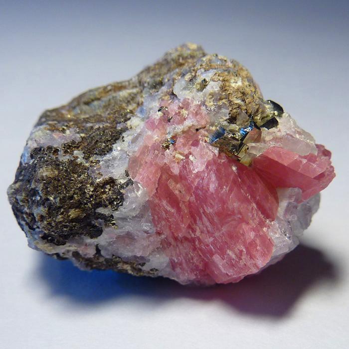Марганец форма. Родохрозит минерал. Минералы марганца. Пиролюзит с родохрозитом. Марганец руда.