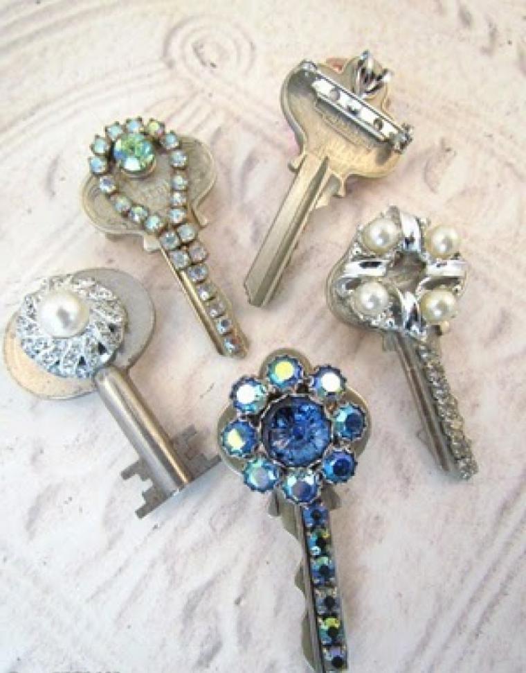 Украшенный ключ. Украшения из ключей. Украшения из старых ключей. Декор со старыми ключами. Идеи из ключей.