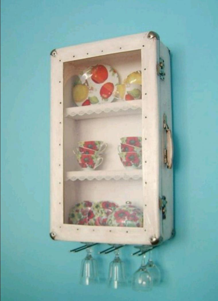 столик из чемодана. идеи из старого чемодана. что можно сделать из старого чемодана. переделка старого чемодана. старый чемодан переделка.