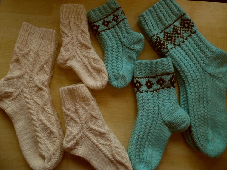 Носочки на 7 лет. Носки спицами. Оригинальные носки спицами. Детские вязаные носочки. Носки детские спицами красивые.