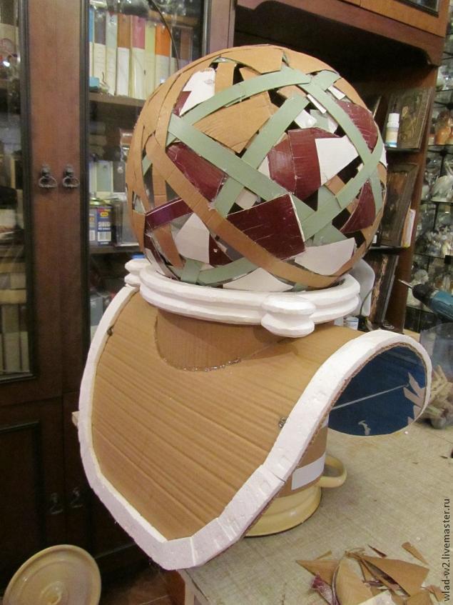 Шлем космонавта из папье маше. Шлем из папье-маше своими. Шлем папье маше. Шлем Космонавта папье маше. Шлем скафандра из папье-маше.