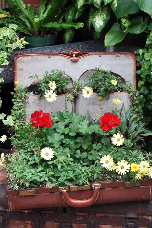 Как украсить сад своими руками из ненужных предметов и вещей фото