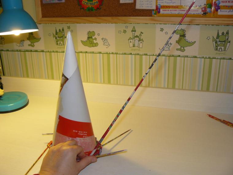 Делаем елочку из газетных трубочек, фото № 16