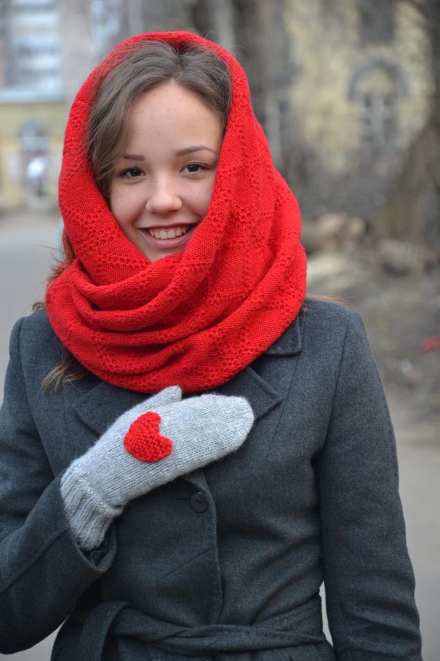 С красным шарфом род. Красное пальто и снуд. Снуд с пальто. Красный вязаный шарф. Шарф снуд красный.