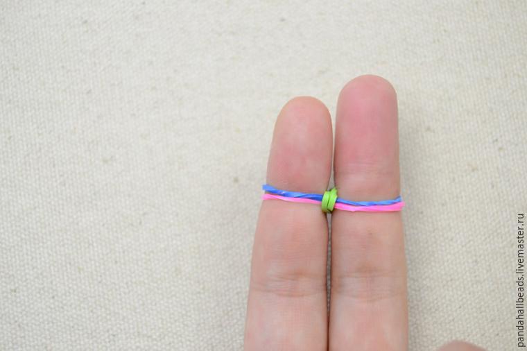 Как плети браслеты из резинок на пальцах