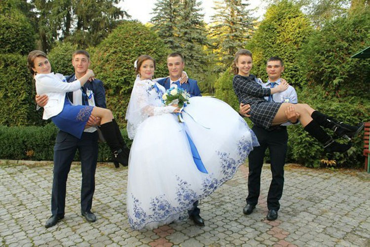Шикарное свадебное платье с синей вышивкой — 17 000 руб. — Торжок