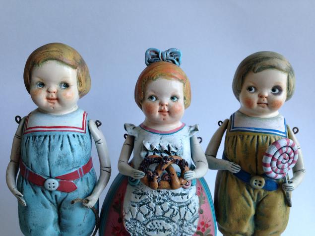 На 3 куколки больше. Три куклы. Кукла с 3 лицами. Три куколки фото. 3 Куклы 3 куклы.