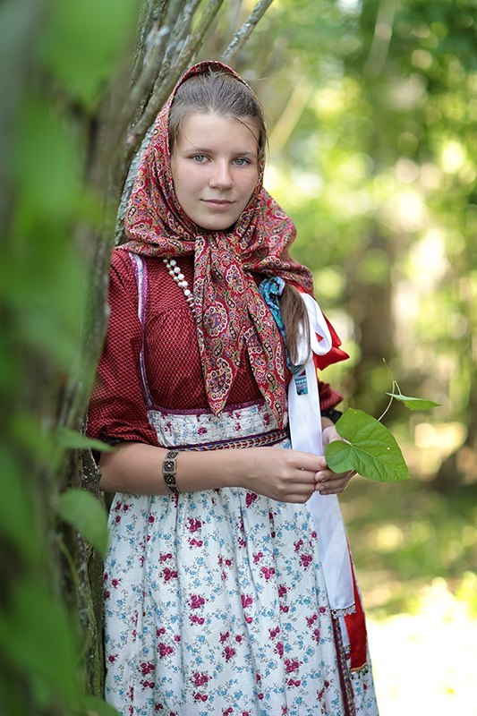 В платке и юбке