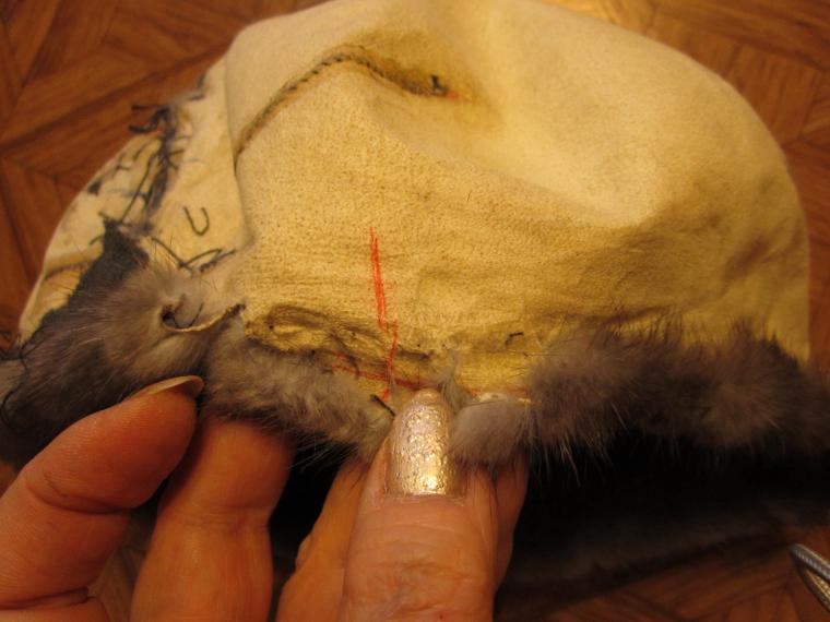 шапка беретка. шитье шапки из меха норки. беретка женская с пуговицами. валяные береты из шерсти. шапки трикотажные женские.