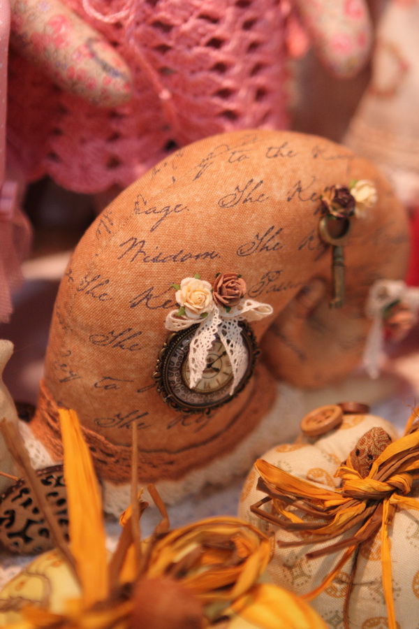 осенний домик игрушечный. осенние рукоделия игрушки. осень для рукодельниц. осень для рукодельниц. рукоделие осенью.