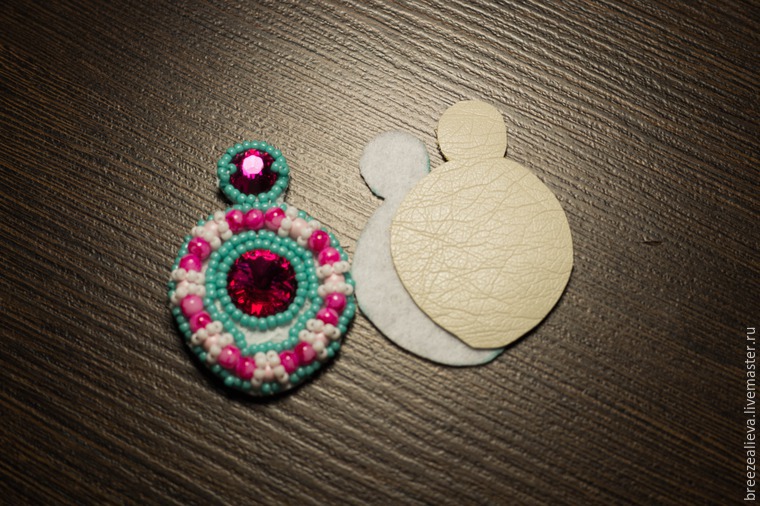 Mistrovská třída vytváření náušnic z korálků a kamínků, foto č. 15