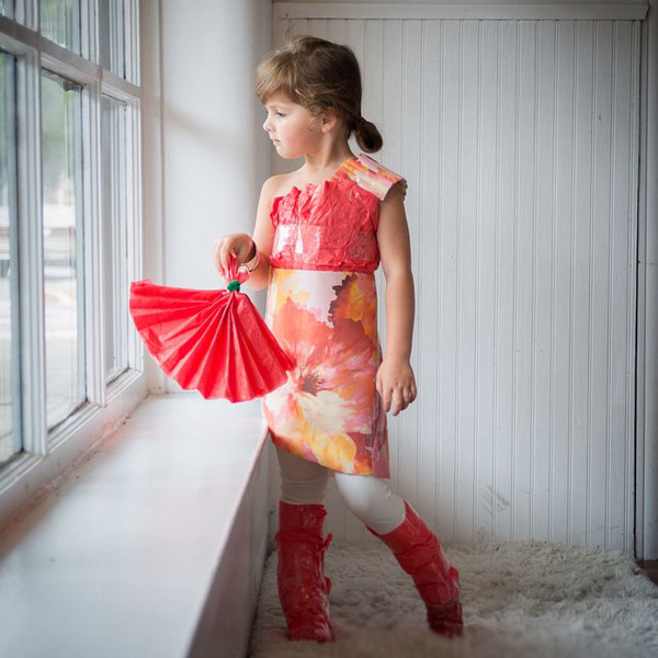 Коллекционер кукол Барби создает невероятные платья из салфеток