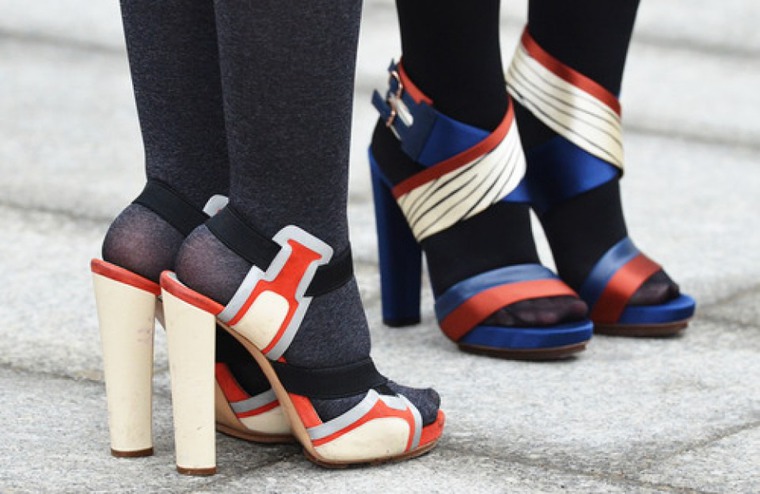 Босоножки с носками – ретро стиль для самых экстравагантных