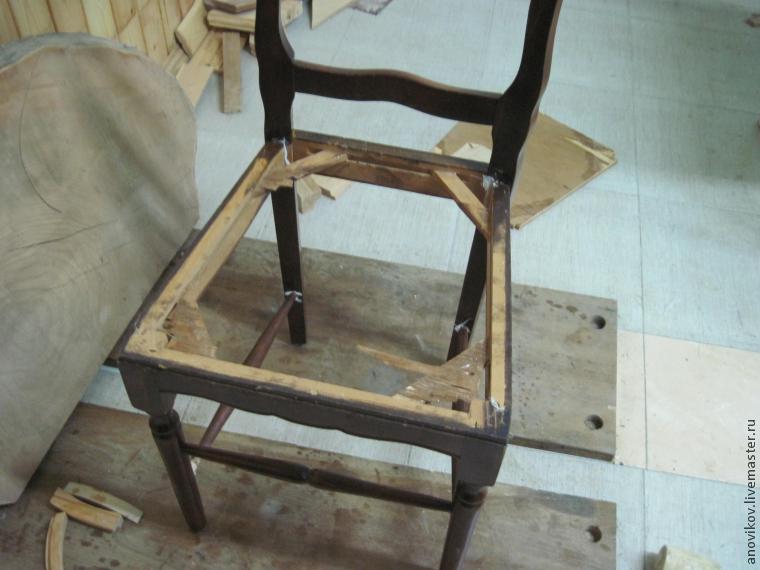 Стул снизу. Сломанный деревянный стул. Крепеж для стула деревянного. Стяжка для стульев деревянных. Крепление ножек к табуретке.