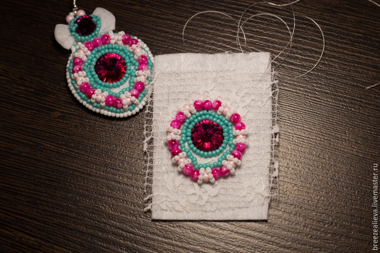 Mistrovská třída vytváření náušnic z korálků a kamínků, foto č. 10