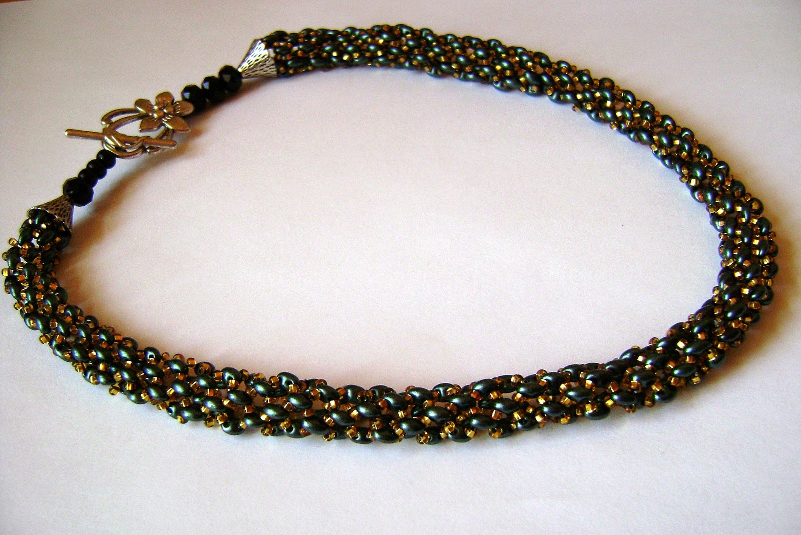 Фото 1: Готовая бисерная веревка «Зеленая поляна» и необходимые материалы