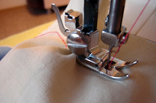 Использование нитки-резинки для создания складок на ткани