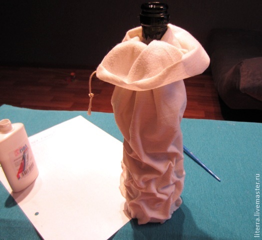 Как сделать симпатичную вазу из стеклянной бутылки, фото № 8
