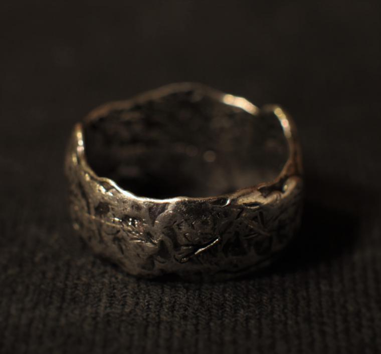 Самое древнее кольцо. Старинные каменные кольца. Древнее Каменное кольцо. Старинное кольцо Эстетика. Древние перстни.