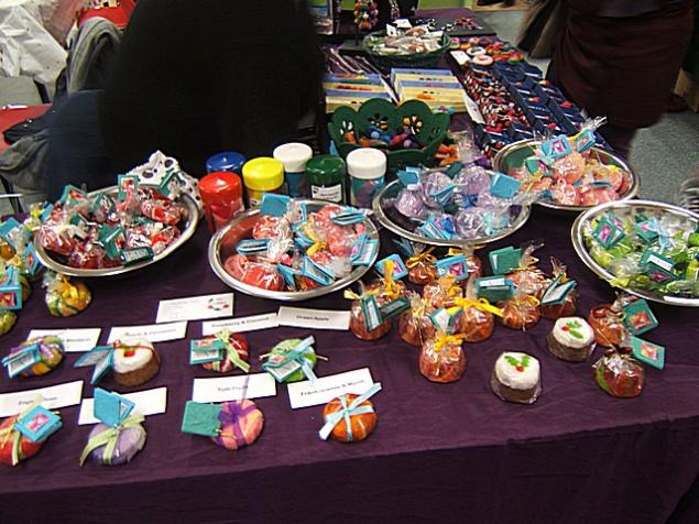 ярмарка игрушек для детей. идеи для школьной ярмарки. сувениры хенд мейд. ярмарка в воскресной школе. что можно продавать на ярмарке.