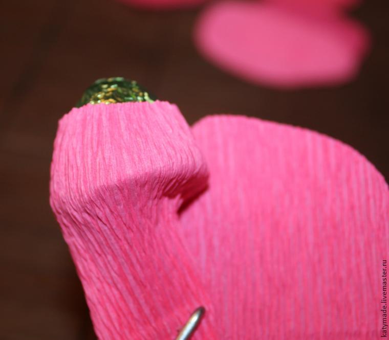 Как сделать цветок для букета из конфет, фото № 8