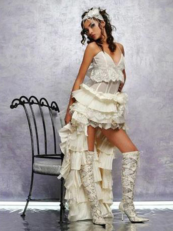 Короткое свадебное платье с сапогами