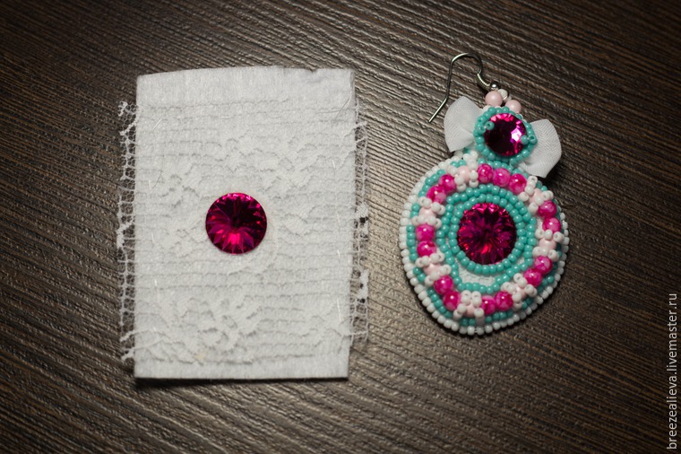 Mistrovská třída vytváření náušnic z korálků a kamínků, foto č. 4