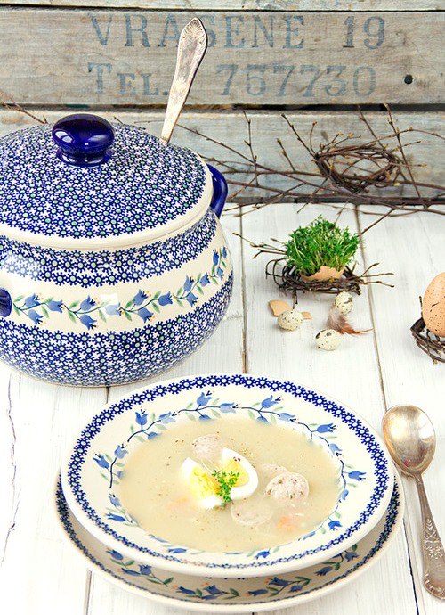 Посуда синица. Болеславская керамика птица синица. Синяя птица Болеславская керамика. Сервировка керамической посуды. Польская керамическая посуда сервировка.