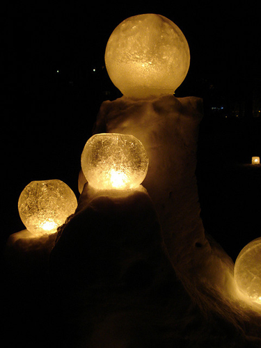 Ледяные подсвечники и яркие красивые ледяные шары, или Украшаем улицу и свой дворик, фото № 5