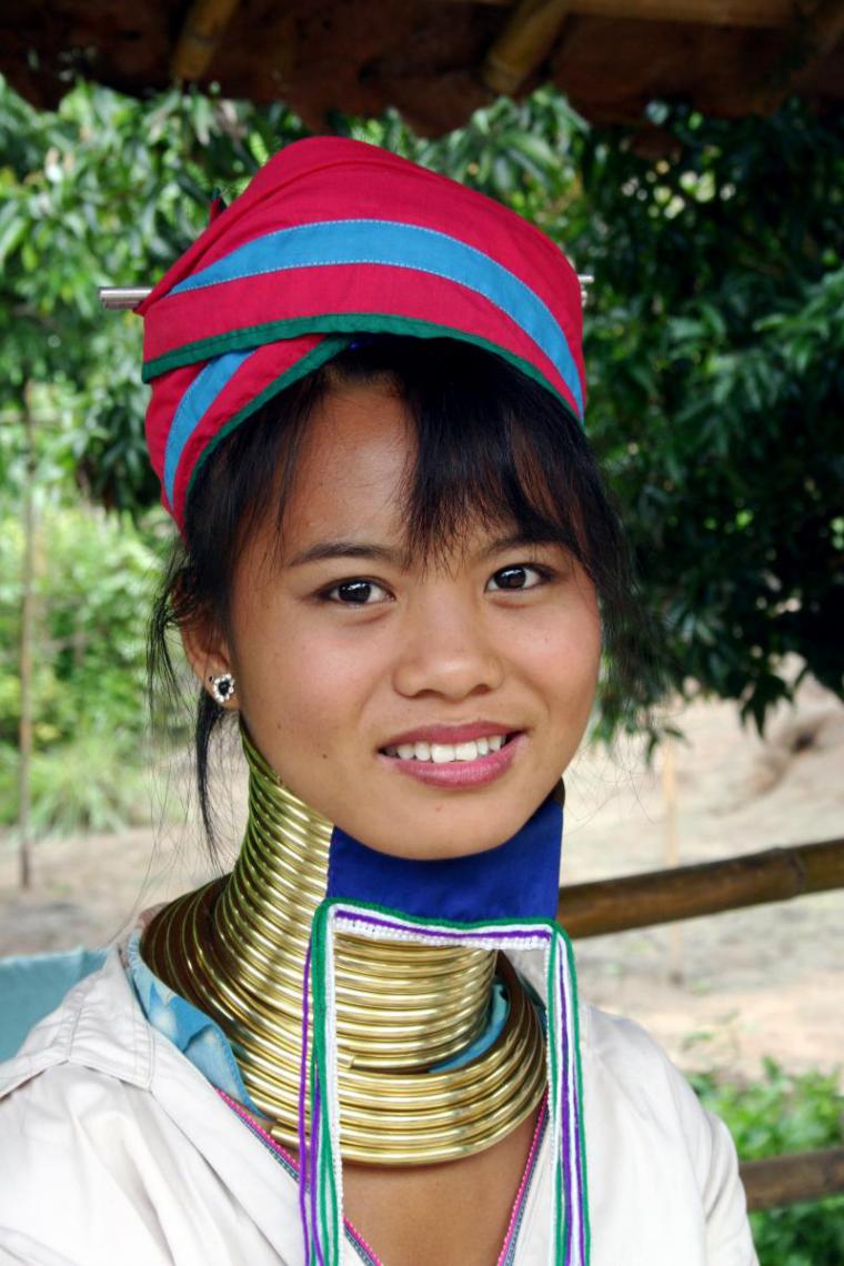 Длинные шеи в африке. Племя Падаунг. Племя Падаунг Бирма. Женщины племени Падаунг. Племя Падаунг в Тайланде.