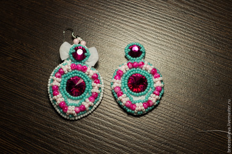 Mistrovská třída vytváření náušnic z korálků a kamínků, foto č. 14