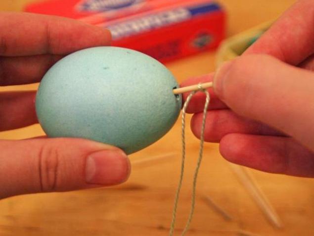 Из чего можно сделать яйцо своими руками. Яйцо поделка на веревочке. Поделка из яйца на веревочке. Поделка яйцо с петелькой. Подвешенное яйцо поделка на Пасху.