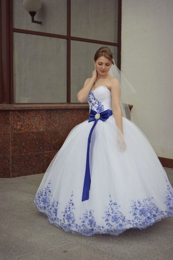 Шикарное свадебное платье на манекене (65 фото)