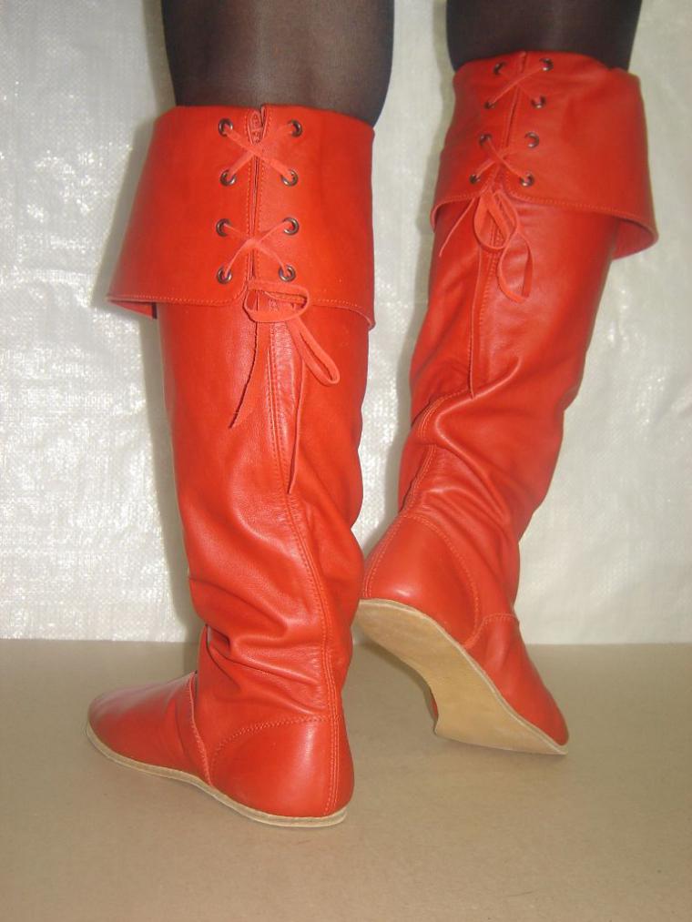 красные сапоги для танцев.