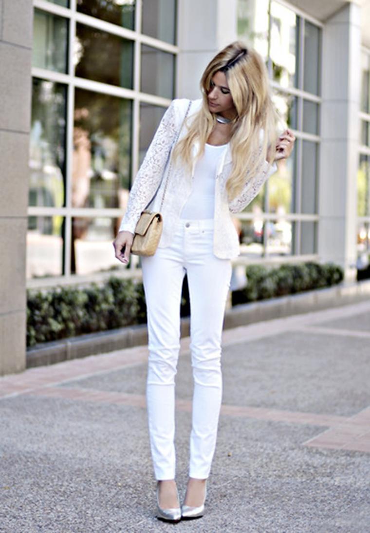 Белая одежда девушки
